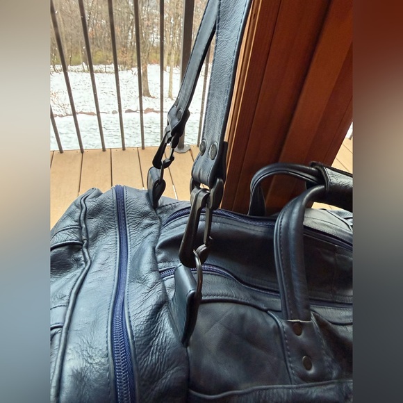 Mexican made navy blue leather carry on, duffle bag. Handles and removable strap - Picture 13 of 16